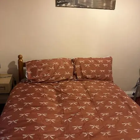 Lovely Woodford One Bedroom Apartment Londres Extérieur photo