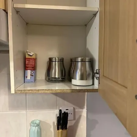Lovely Woodford One Bedroom Apartment Londres Extérieur photo