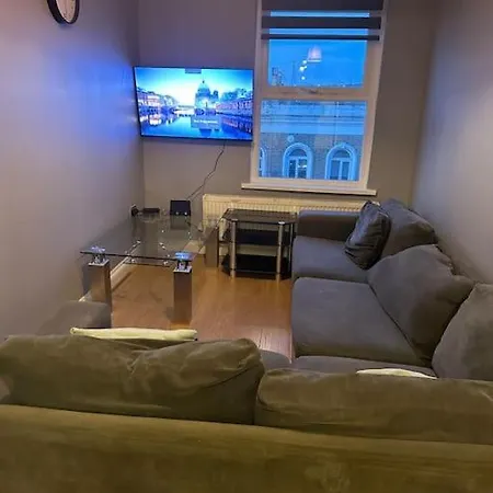 Lovely Woodford One Bedroom Apartment Londres Extérieur photo