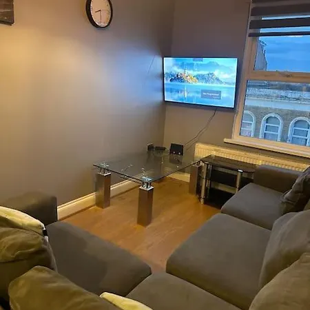 Lovely Woodford One Bedroom Apartment Londres Extérieur photo