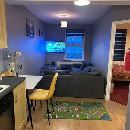 Lovely Woodford One Bedroom Apartment Londres Extérieur photo
