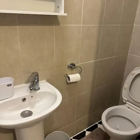Lovely Woodford One Bedroom Apartment Londres Extérieur photo
