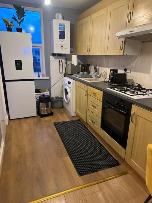 Lovely Woodford One Bedroom Londres