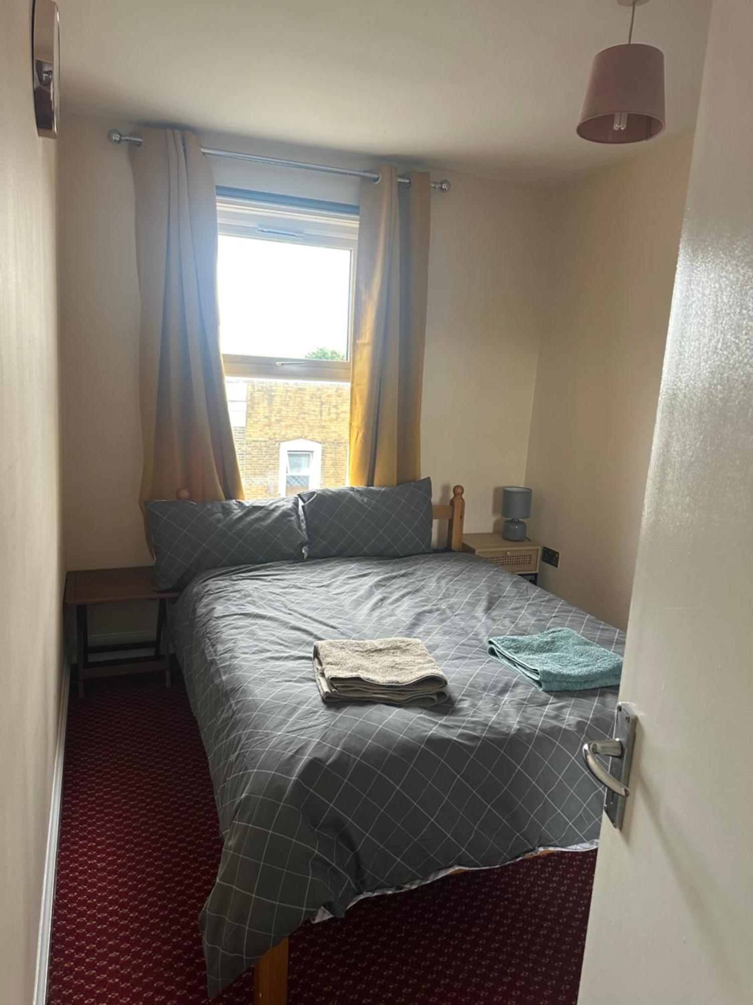 Lovely Woodford One Bedroom * Londres